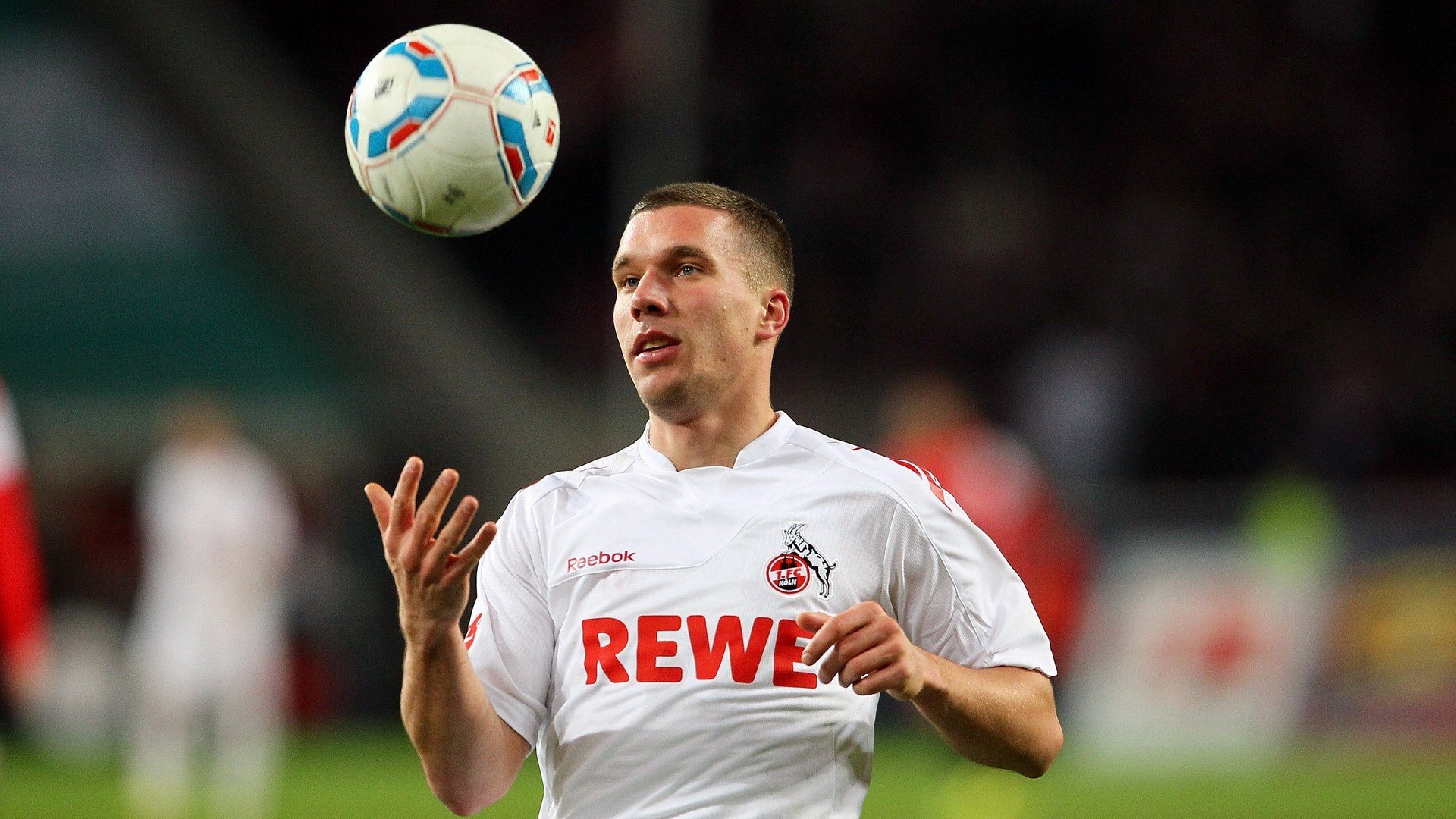 乔纳·隆戈:橄榄球场上的超级英雄,突破防线如风行,乔纳坦 个人资料身高